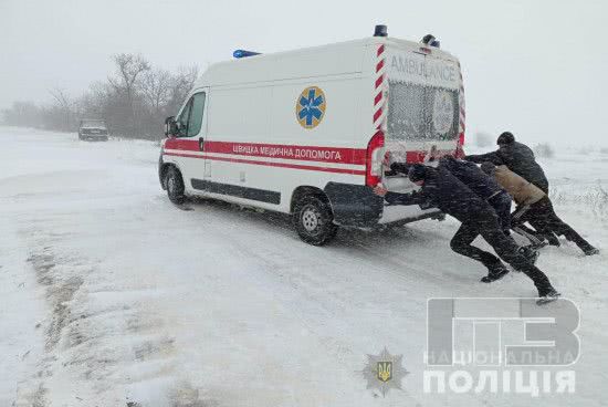 Полицейские спасли более 700 человек во время непогоды в Одесской области (видео)
