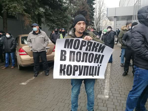 Одесские моряки в знак протеста перекрыли дорогу на Киев (фото, видео)