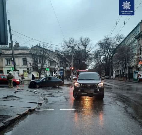 Пассажирка Hyundai пострадала в ДТП на перекрестке Осипова и Успенской (фото)