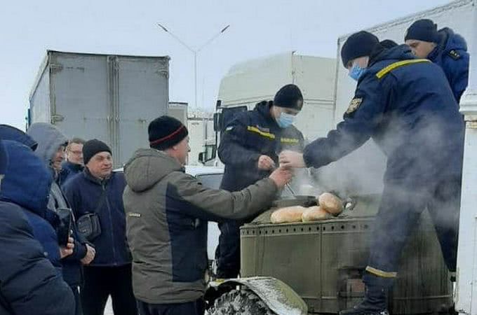 Спасатели накормили горячим обедом 870 человек на трассе Одесса-Киев