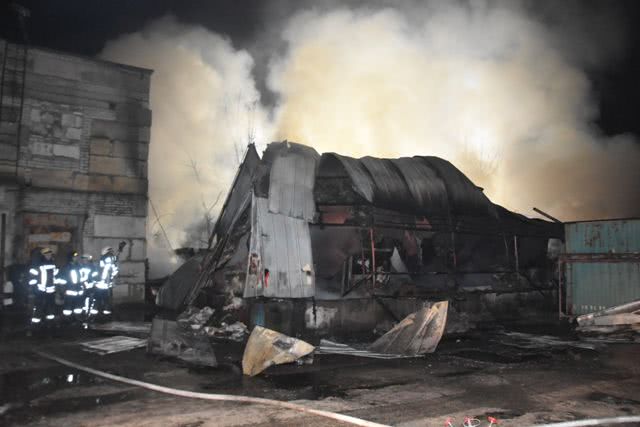 В Одессе ночью сгорел ангар с грузовиком
