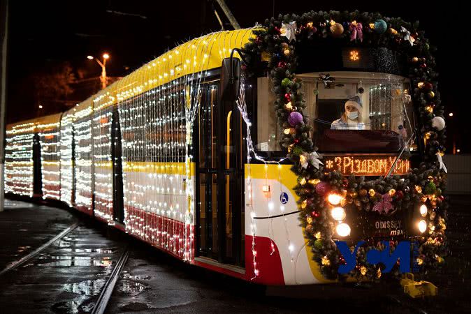 Рождественский парад трамваев все-таки прошел под дождем (фото, видео)