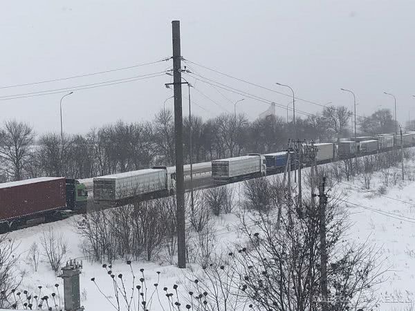Киевскую трассу очистили от снега и открыли для проезда (видео)