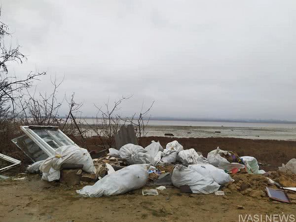 На берегу Куяльницкого лимана образовалась мусорная свалка (фотофакт)