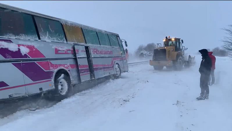 На трассе Одесса – Киев спасли пассажиров автобуса, застрявшего в сугробе (видео)