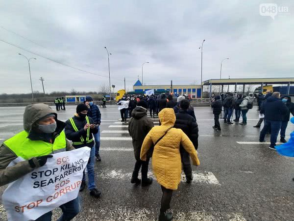 В Одессе моряки перекрыли трасу на Киев