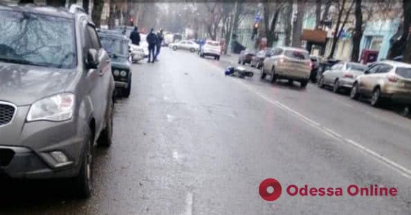 В центре Одессы столкнулись автомобиль и мопед
