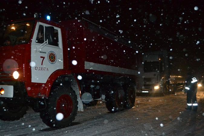 В Одесской области спасатели вытащили из сугробов пятьсот автомобилей (ВИДЕО)