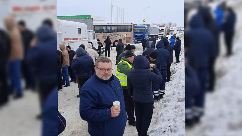 На трассе Киев-Одесса возле Любашевки собралось около 600 грузовиков (фото)