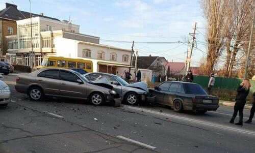 В Черноморске столкнулись сразу три авто
