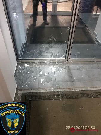 В Черноморске мужчина разбил стекло здания мэрии (фото)