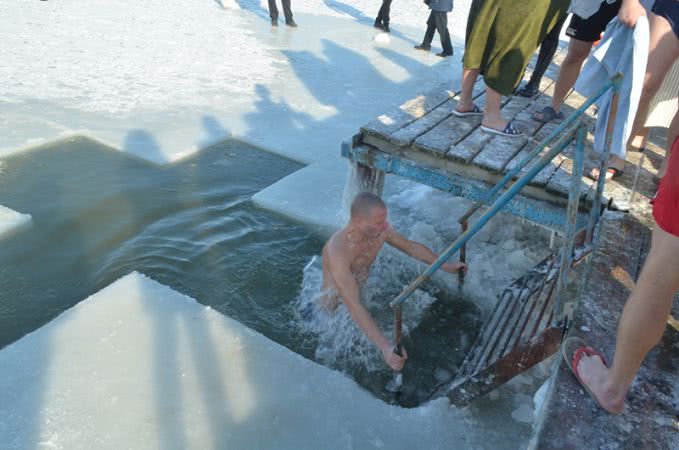 Аккерманцы окунулись на Крещение в воды Днестровского лимана (фоторепортаж)
