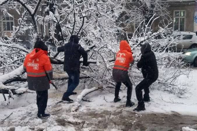 В Одессе более 50 горожан получили травмы, 250 военных чистят город