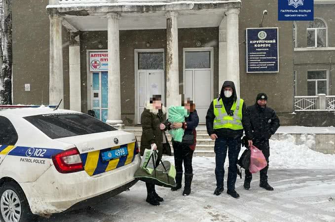 Патрульные на Киевской трассе помогли семье с младенцем вовремя попасть в больницу (фото)