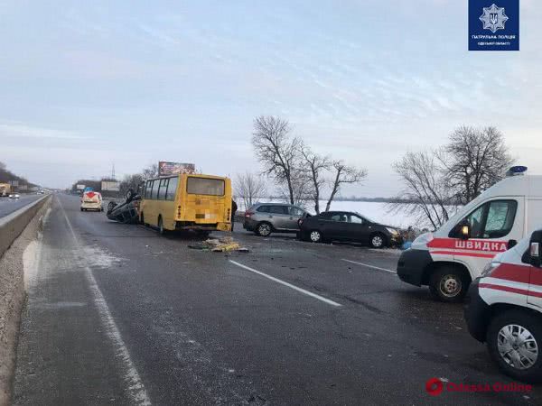 На Киевской трассе под Одессой столкнулись четыре автомобиля (фото)