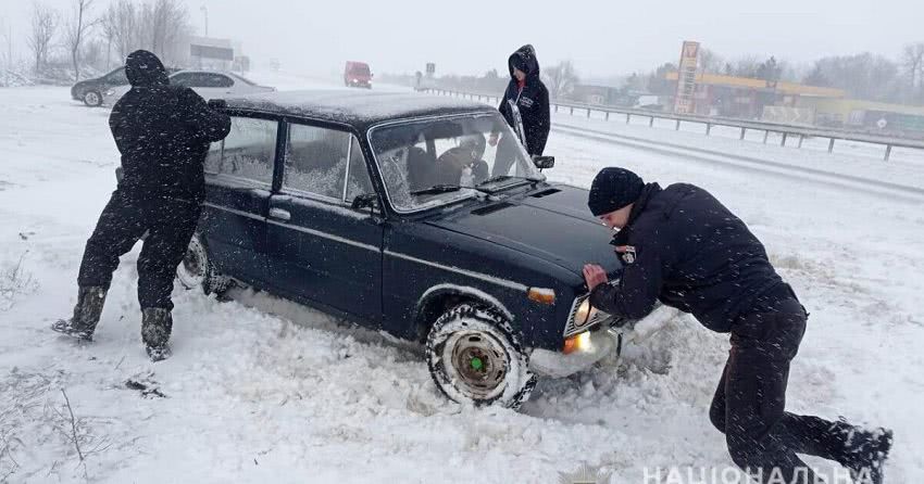 «Снег выше чем авто». Из-за снегопада перекрыли часть трассы Киев-Одесса