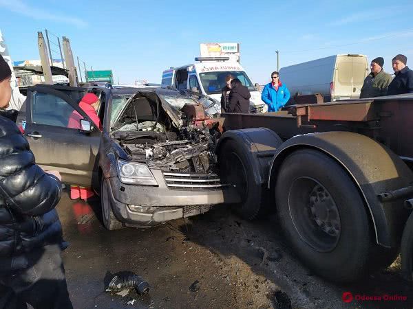 Под Одессой столкнулись грузовик и легковушка — есть пострадавший