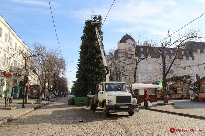 Возле Одесского горсовета разбирают главную елку города