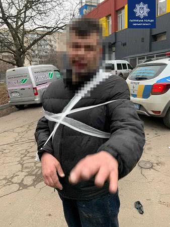 На Таирова задержали агрессивного мужчину: он облил бензином автомобиль, ларек и угрожал ножом