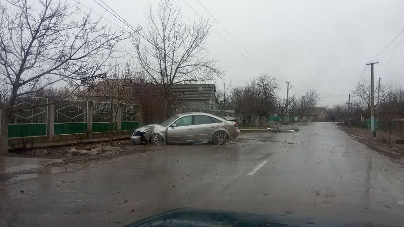 В Килии «Audi» на скорости сбила электроопору на въезде в город, где недавно отремонтировали дорогу
