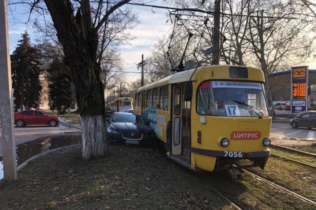 В Одессе автомобиль Jaguar влетел в трамвай