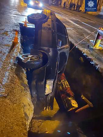 На Градоначальницкой в Одессе автомобиль «ВАЗ-21099» упал в яму (фото)