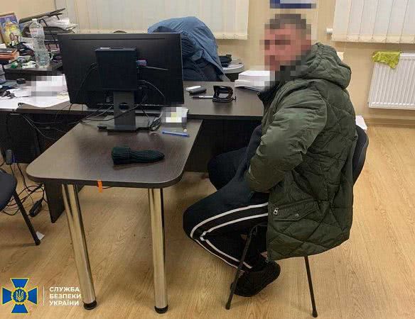 На одесского полицейского надели наручники при получении 3 000 долларов взятки (фото)
