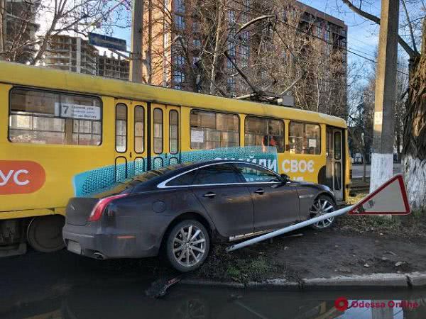 В Одессе произошло ДТП с участием общественного транспорта