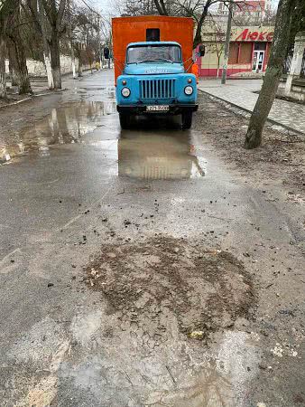 В Белгороде-Днестровском после дождя ликвидировали провал на дороге