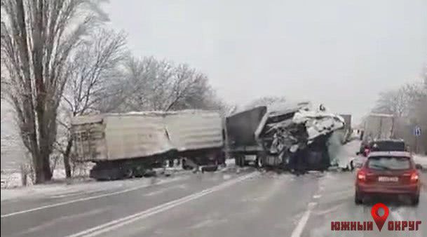 На трассе М-14 Одесса — Николаев столкнулись две фуры (видео)