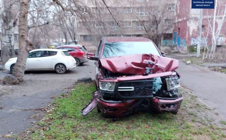 Водитель пикапа протаранил остановку, разбил два чужих авто и сбежал (фото)