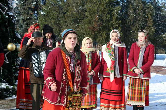 Возле мэрии в Белгороде-Днестровском щедровали (фото)