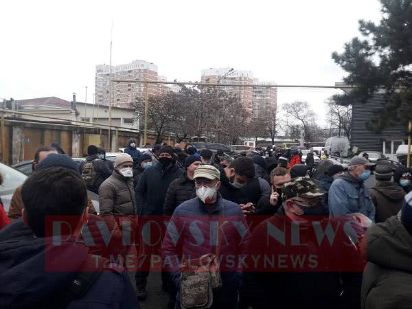 В Одессе моряки устроили акцию протеста и перекрывают трассу на Киев: фото и видео