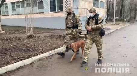Эвакуированы тысяча человек: полиция проверяет новое сообщение о минировании школы