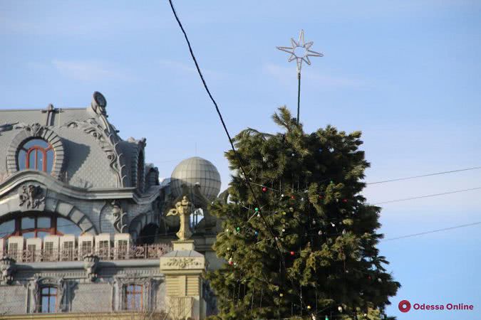 Возле Одесского горсовета разбирают главную елку города