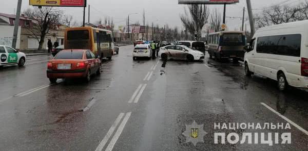 Смертельное ДТП в Одессе: легковой автомобиль выехал на встречную полосу и столкнулся с микроавтобусом