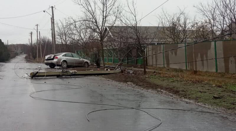 На півдні Одеської області автомобіль влетів у опору електропередач та повалив її
