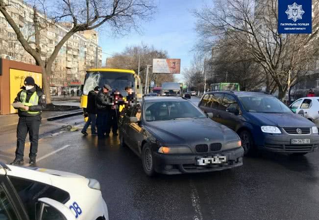 ДТП в Одесі на житломасиві Котовського: зіткнулися дві маршрутки та легкове авто