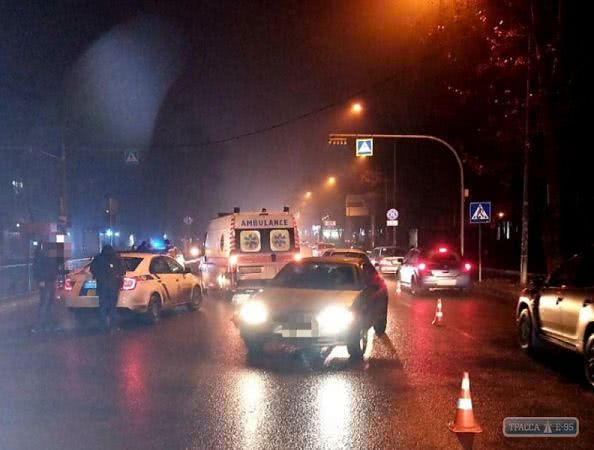 В Одессе на пешеходном переходе автомобиль сбил людей