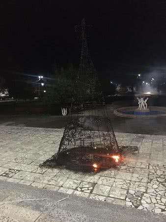 Из-за неисправной гирлянды сгорела главная ёлка села в Одесской области
