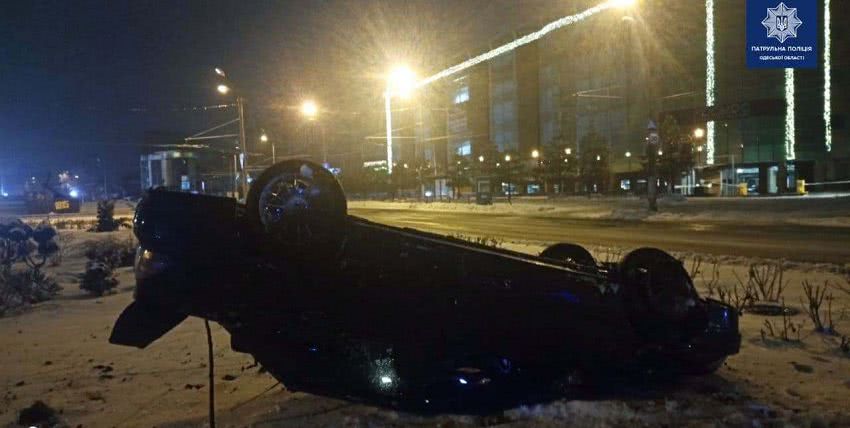 ДТП в Одессе: на площади 10 Апреля Mitsubishi перевернулся на крышу. Фото