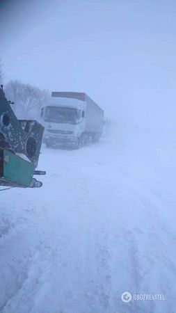 Трассу Киев – Одесса парализовал снег: пробки растянулись на 30 км. Фото