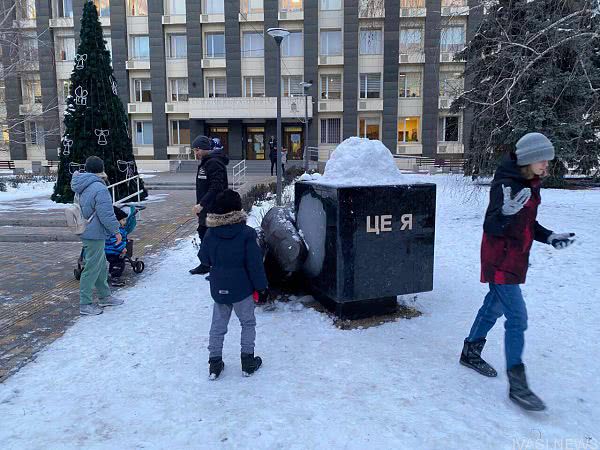 В Киевском районе Одессы слепили памятник снеговику (фото)