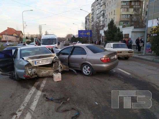 В Черноморске столкнулись сразу три авто (фото)