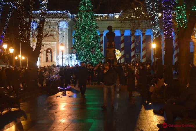 Без живого концерта, но с праздничным настроением: одесситы пришли на Приморский бульвар встретить Новый год