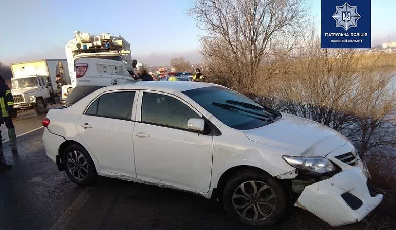 Одесская область: на Объездной дороге доставали авто из озера