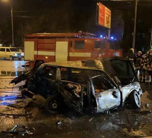В результате ДТП в районе автовокзала загорелось авто: очевидцы говорят о погибших (фото)