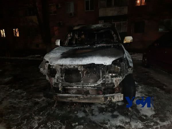 В Черноморске сожгли вторую машину семьи депутата там же, где и первую (фото, видео)
