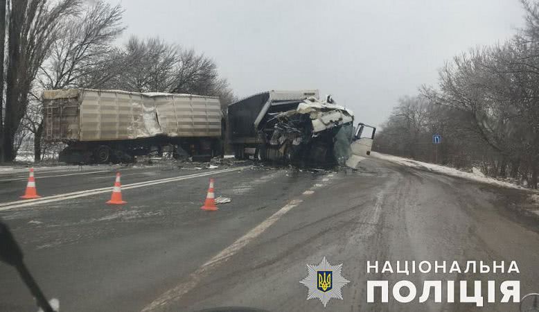 На трассе Одесса-Николаев столкнулись две фуры, один водитель в больнице