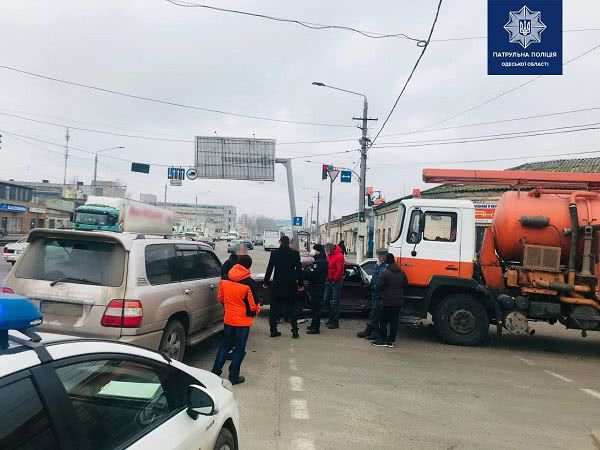 На Николаевской дороге столкнулись три авто: пострадал виновник аварии (фото)